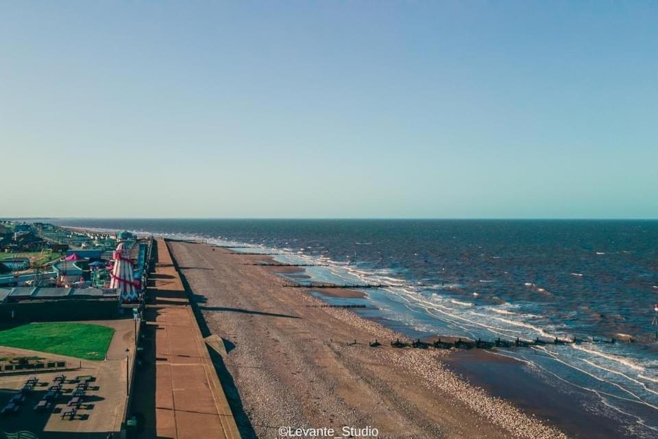 Gone To The Beach Flat 1 Хънстантън Екстериор снимка